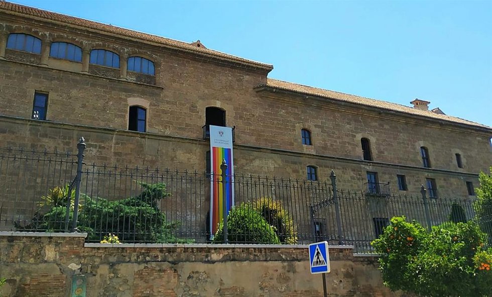 Archivo - Bandera del Orgullo en el Hospital Real, en imagen de archivo