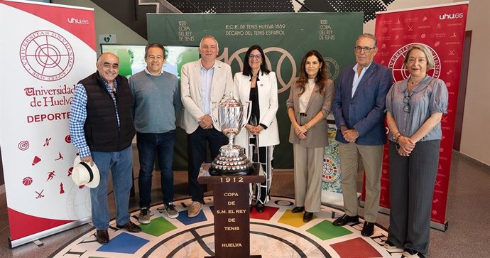 La Universidad de Huelva expone  en el Pabellón de Deportes la Copa del Rey de Tenis.