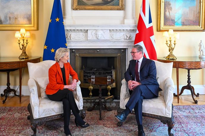 O primeiro-ministro do Reino Unido, Keir Starmer, e a presidente da Comissão Europeia, Ursula von der Leyen, em uma reunião em Londres.