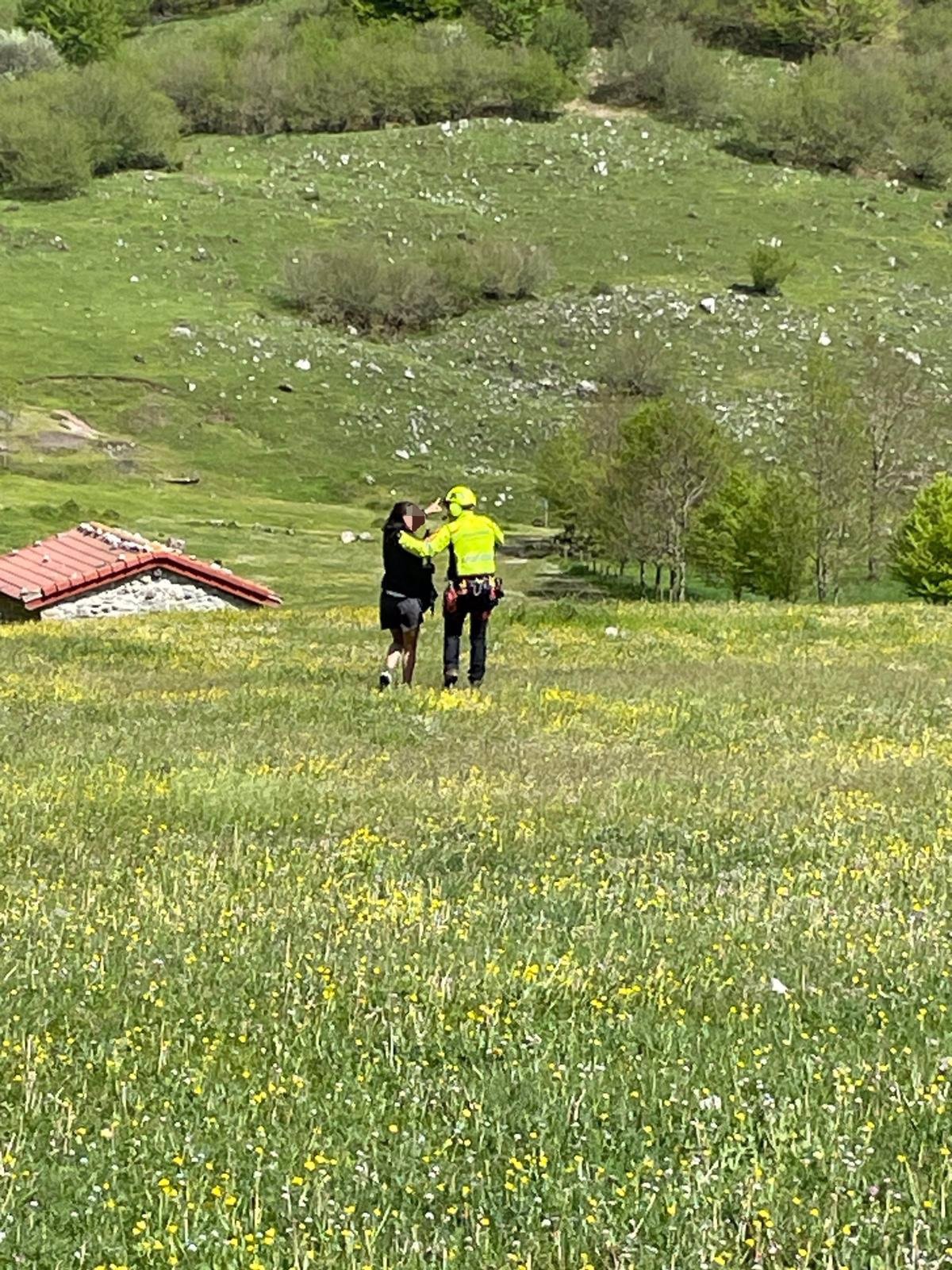 El helicóptero rescata a una montañera desorienta en Picos de Europa