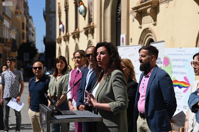La alcaldesa de Almería, María del Mar Vázquez, durante su intervención en el acto institucional por el Día Internacional contra la LGTBIfobia.