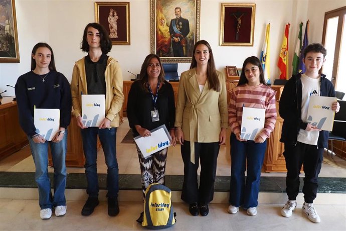 El Ayuntamiento de Palos entrega las becas de inmersión lingüística a los mejores expedientes académicos.
