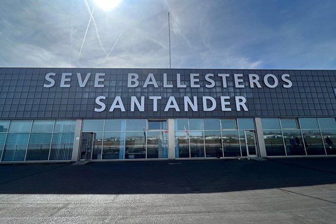 Archivo - Aeropuerto Seve Ballesteros-Santander.-ARCHIVO