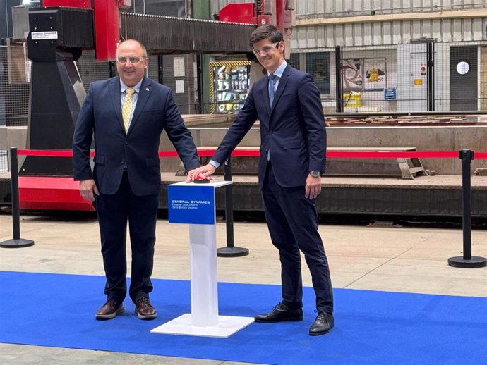 Alejandro Page, vicepresidente de General Dynamics SBS y el Director Nacional de Armamento de Letonia, General de División Andis Dilãns.