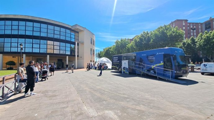 El autobús de la ruta 'Cádiz Emplea' en la explanada del Ayuntamiento de La Línea de la Concepción.