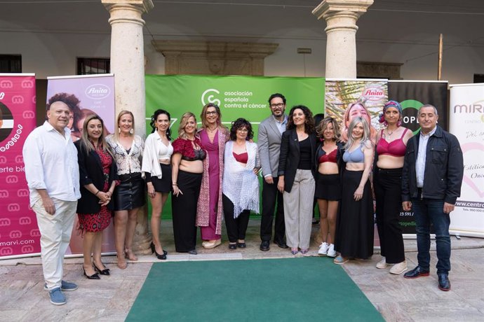 Participantes y organizadores del desfile 'Mucho x Vivir' en la Escuela de Arte de Almería.