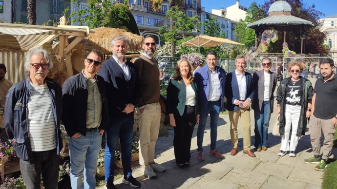 Foto de familia de los floristas y los representantes municipales