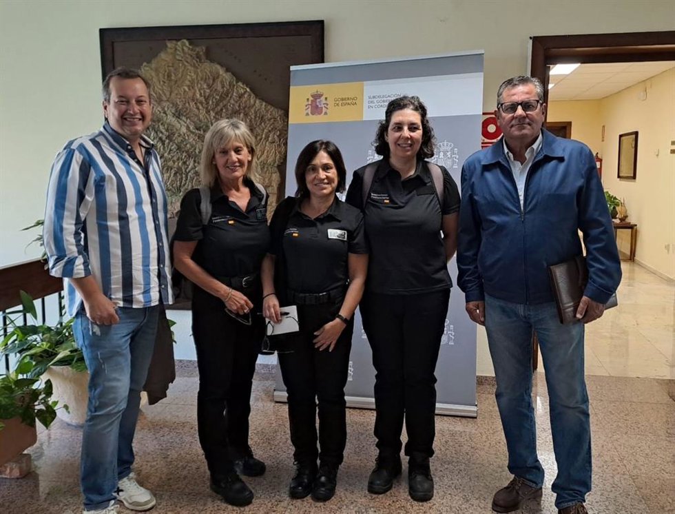 Representantes de los sindicatos de prisiones ante el encuentro con la subdelegada del Gobierno en Córdoba, Ana López.