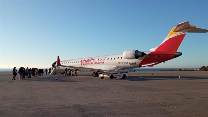 Archivo - Pasajeros toman un vuelo en el Aeropuerto de Almería.