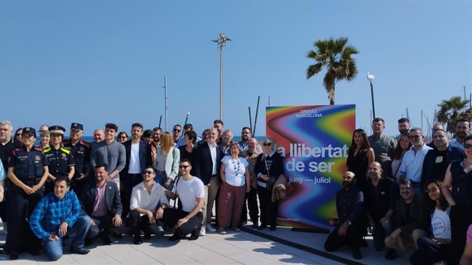Foto de família con el alcalde de Barcelona, Jaume Collboni, en la campaña contra LGTBfóbia del Ayuntamiento.