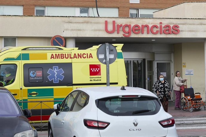 Archivo - Una ambulancia en las Urgencias de Madrid