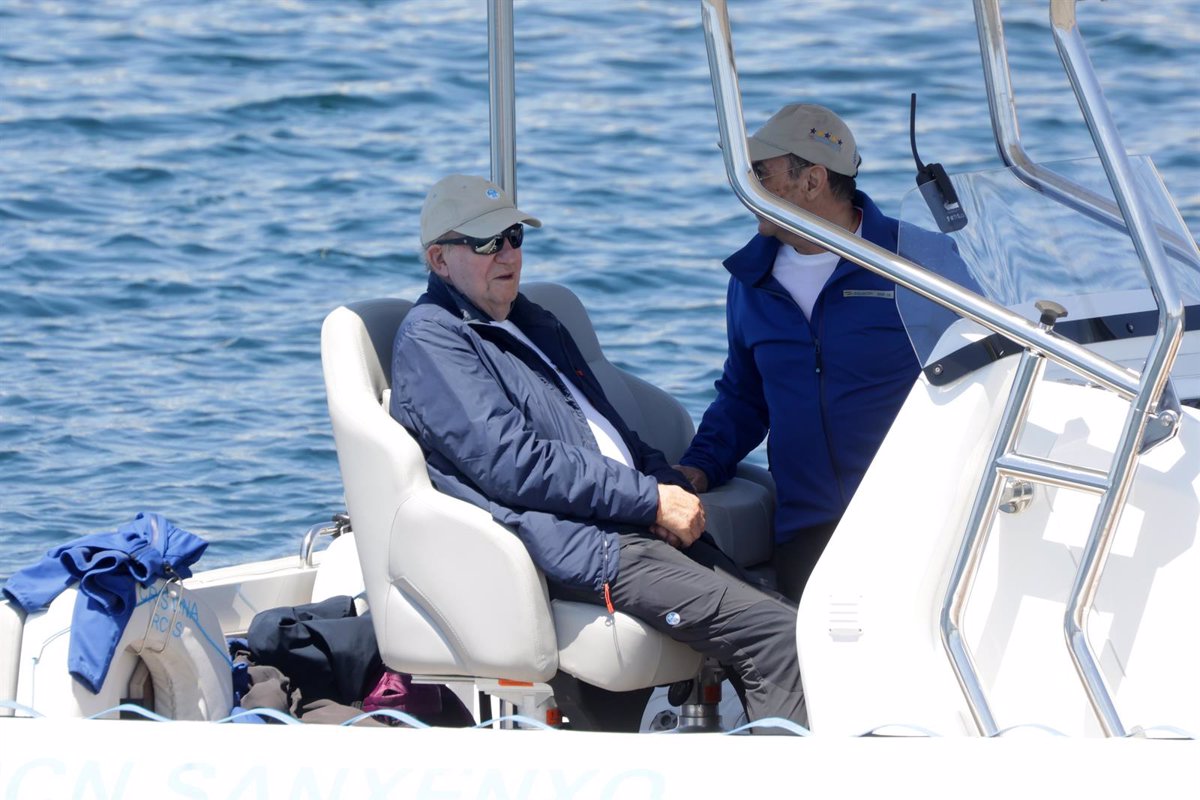 Juan Carlos I insiste en que  hace mucho  que  no va  a Santander:  Aquí hace muy buen tiempo 