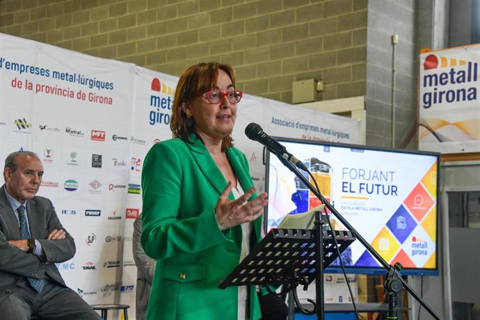 La consellera Sílvia Paneque en la Escola Metall Girona.