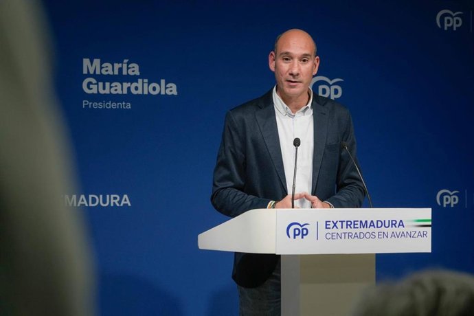 El portavoz del PP de Extremadura, José Ángel Sánchez Juliá, en rueda de prensa