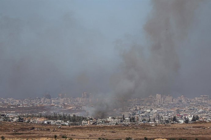 16 de maio de 2025, Gaza, Gaza, Israel: A fumaça sai de vários locais na Cidade de Gaza durante contínuos ataques israelenses, vista do lado israelense da fronteira, em 16 de maio de 2025.