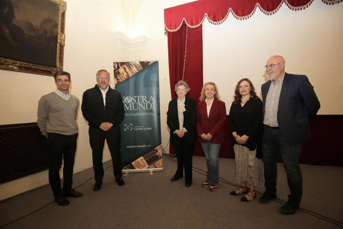 El presidente de las Cortes y de la Fundación, Carlos Pollán (segundo por la izquierda), en la presentación del proyecto Nostra et Mundi en León