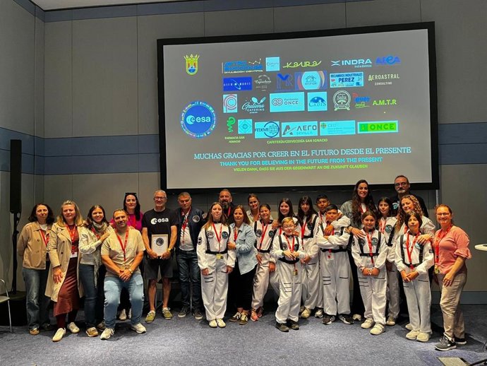 Foto de grupo de la expedición del colegio San Ignacio del Viar en la sede de la Agencia Espacial Europea