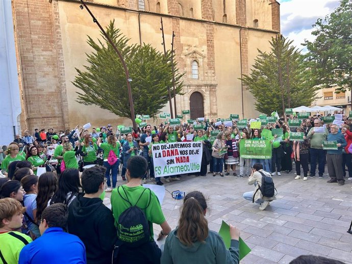 Familias del IES Alameda de Utiel (Valencia) se concentran para exigir soluciones "reales" y "urgentes" tras la dana