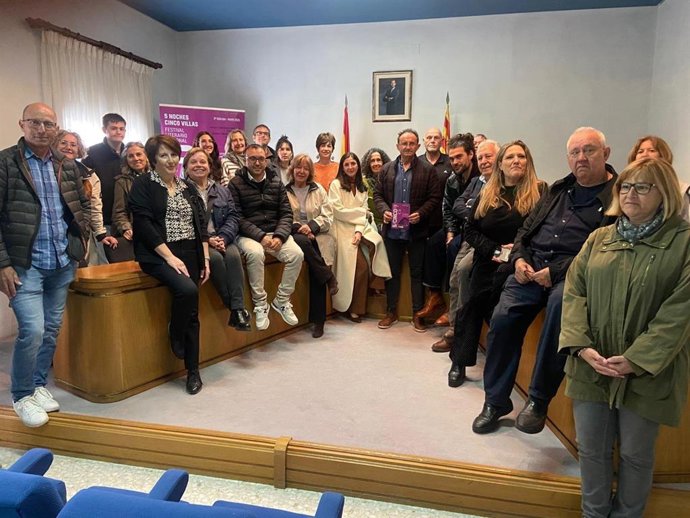 Alguno de los participantes, junto a la escritora Espido Freire.