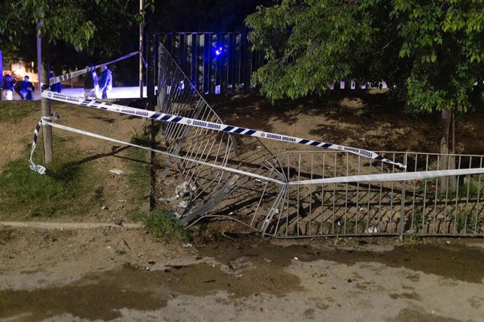 Una valla caída en el lugar de los hechos, a 15 de mayo de 2025, en Cornellà de Llobregat, Barcelona, Catalunya (España). 