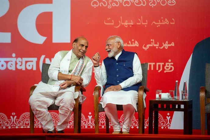 Archivo - El primer ministro indio, Narendra Modi, y el ministro de Defensa, Rajnath Singh