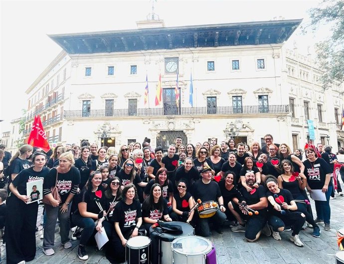 Concentración de las trabajadoras de las 'escoletes' externalizadas de Palma en la plaza de Cort, este viernes.