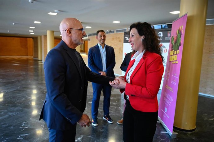 La alcaldesa de Almería, María del Mar Vázquez, da la bienvenida a la ciudad al seleccionador nacional de fútbol, Luis de la Fuente.