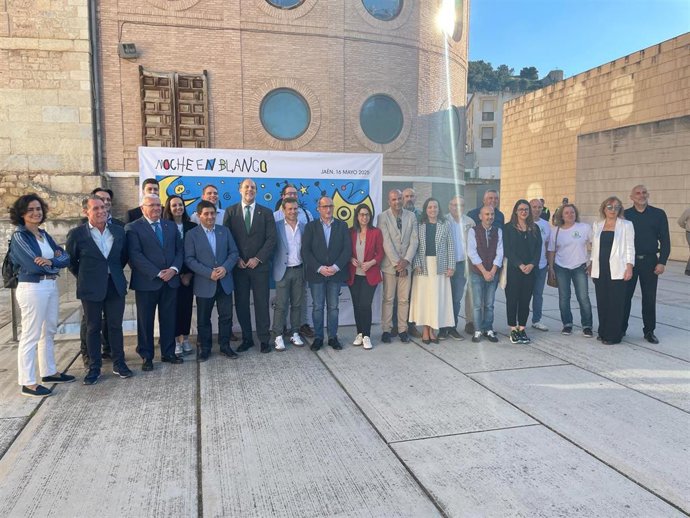Foto familar del acto que ha inaugurado la Noche en Blanco.