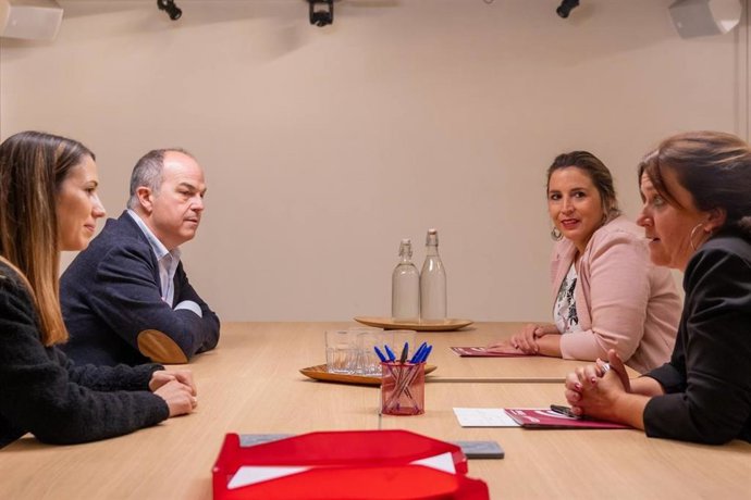 El secretario general de Junts, Jordi Turull, y la secretaria de organización, Judith Toronjo, se han reunido con las coordinadoras de los Comuns, Candela López y Gemma Tarafa