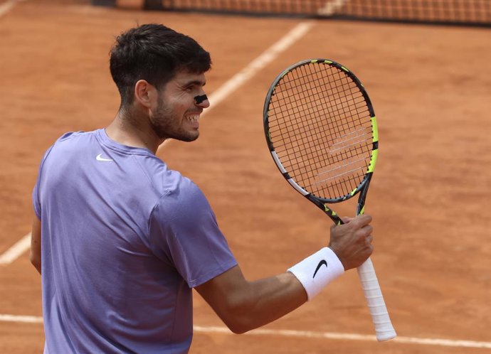 14 de maio de 2025, Itália, Roma: O tenista espanhol Carlos Alcaraz comemora um ponto contra o britânico Jack Draper durante a partida de simples masculina nas quartas de final do torneio de tênis Italian Open. Foto: Felice Calabrã/IPA via ZUMA Press/dpa