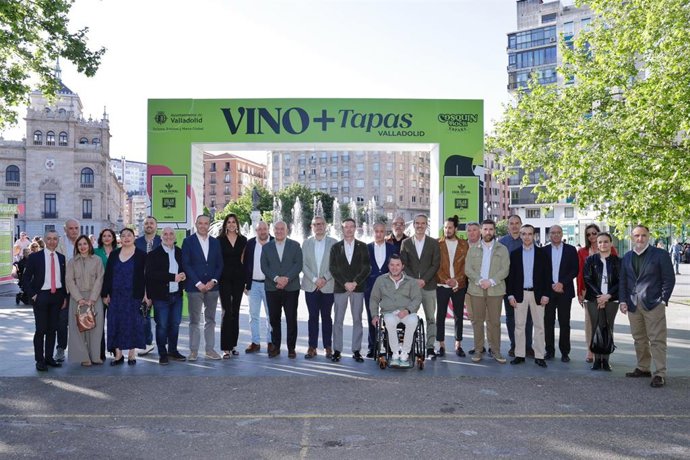 Foto de familia de la inauguración de 'Vino + Tapas' en Valladolid