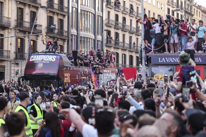 Els jugadors del FC Barcelona desfilen a bord d'un autobús durant la celebració de la Rua pel títol de la lliga espanyola, La Lliga EA Sports, pels carrers de Barcelona el 16 de maig de 2025 a Barcelona, spanya.