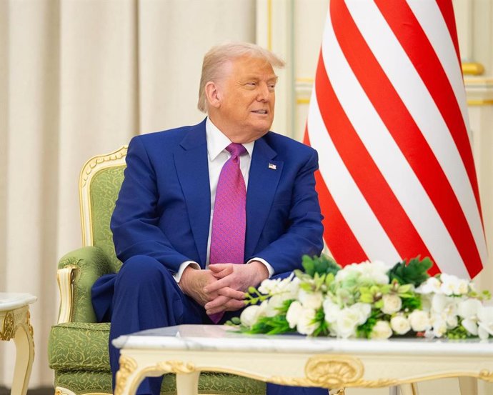 13 de maio de 2025, Riad, Riad, Arábia Saudita: O príncipe herdeiro saudita Mohammed bin Salman e o presidente dos EUA, Donald Trump, co-presidem a Cúpula Saudita-Americana na Corte Real do Palácio Al-Yamamah em Riad, Arábia Saudita, em 13 de maio de 2025