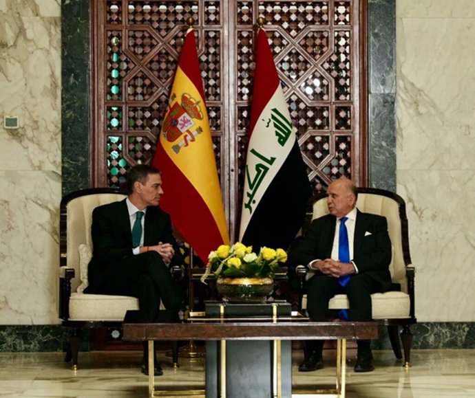 El presidente de España, Pedro Sánchez, y el ministro de Exteriores de Irak, Fuad Hussein, durante su reunión en Bagdad (Irak) previa a la cumbre de la Liga de Estados Árabes