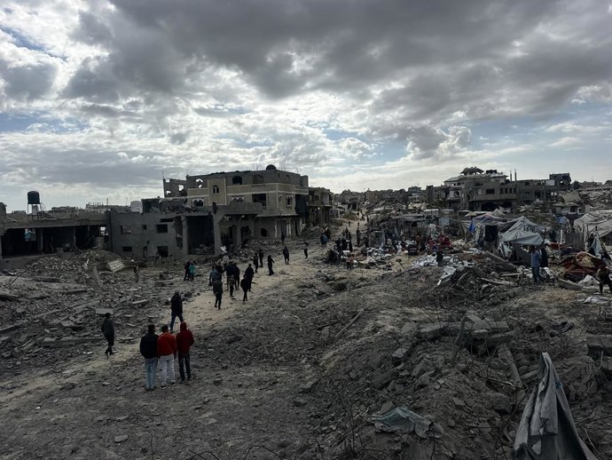 Archivo - Arquivo - 13 de abril de 2025, Khan Yunis, Faixa de Gaza, Território Palestino: Palestinos inspecionam o local de um ataque israelense a tendas e edifícios que abrigam pessoas deslocadas, em Khan Younis, no sul da Faixa de Gaza, em 13 de abril d