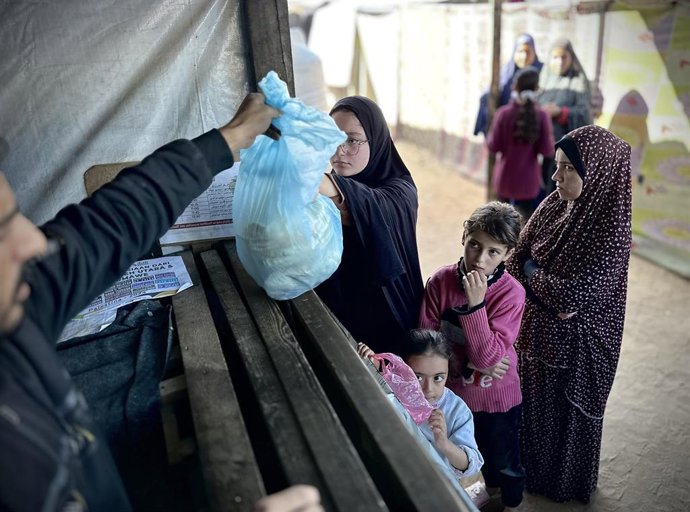 Archivo - Archivo.- Entrega de ayuda humanitaria en Jan Yunis, en el sur de la Franja de Gaza.