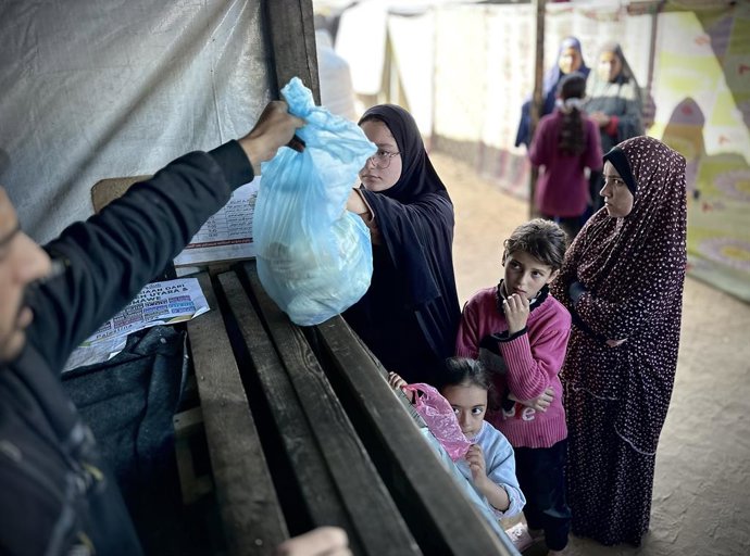 Archivo - Arquivo - 21 de novembro de 2024, Khan Yunis, Faixa de Gaza, Território Palestino: Mulheres palestinas fazem pão como parte de uma iniciativa de caridade para alimentar centenas de pessoas deslocadas no campo de Al-Mawasi, designado como área hu
