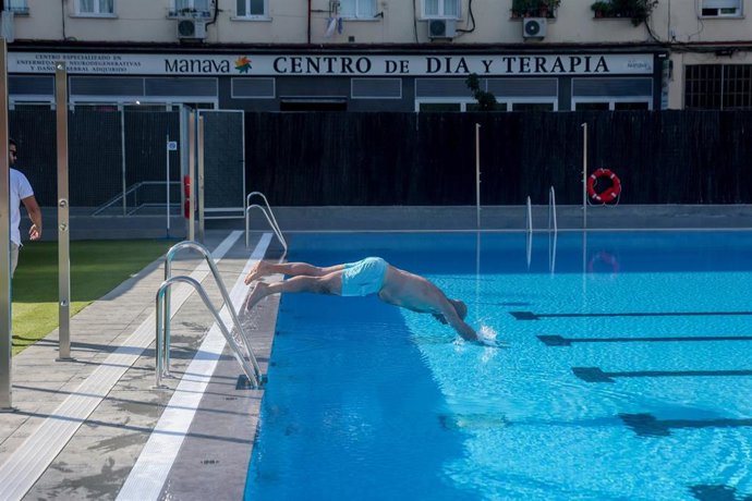 Archivo - Un hombre se baña en la nueva piscina municipal de verano del distrito de Tetuán, a 9 de agosto de 2024, en Madrid (España). Se trata de la primera piscina con la que cuenta este distrito.