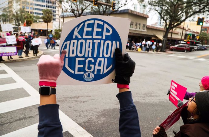 Archivo - January 22, 2025, St. Petersburg, Florida, USA: A 'Keep Abortion Legal'  sign is held high by a supporter as they rally along with about 125 others on all four corners of Central Avenue and Third Street for the annual rally and sign-waving visib