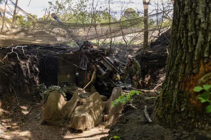 16 de maio de 2025, Kharkiv, Ucrânia: Um militar ucraniano da 127ª Brigada de Defesa Territorial se prepara para disparar o canhão KS-19 de 100 mm contra posições russas perto de Kharkiv.