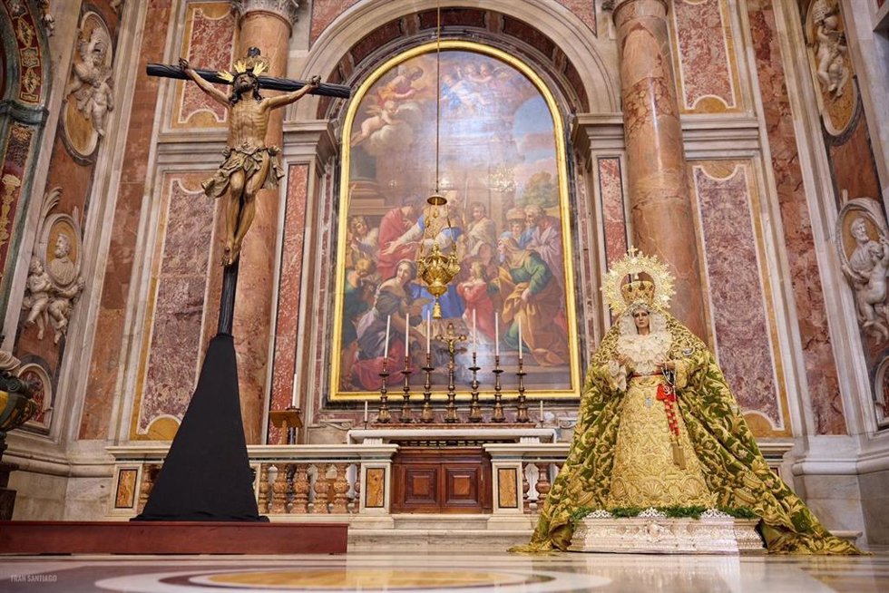 El Cristo de la Expiración de la Hermandad del Cachorro de Sevilla y la Virgen de la Esperanza de Málaga.