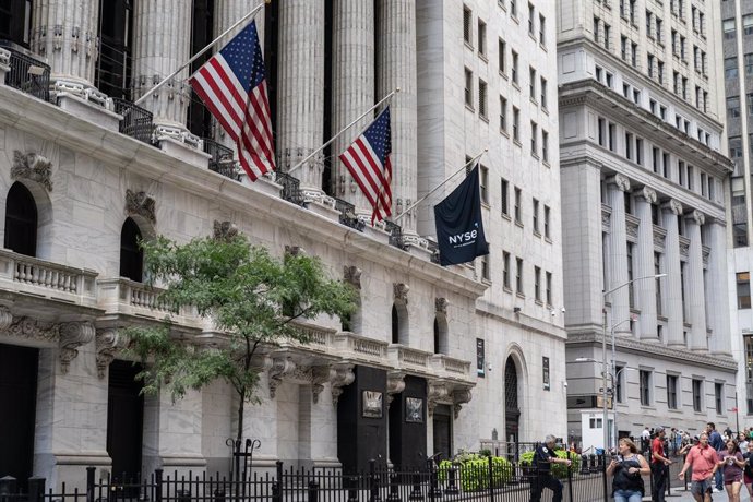 Archivo - August 2, 2023, New York, New York, United States: View of NYSE in New York on August 2, 2023 day after Fitch Rating downgraded US long-term debt from AAA to AA+ which led to Dow Jones was down by almost 350 point