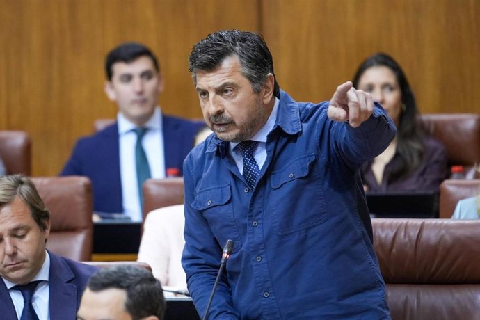 Archivo - El portavoz del Grupo Parlamentario Popular, Toni Martín, en una imagen de archivo en el Pleno. 