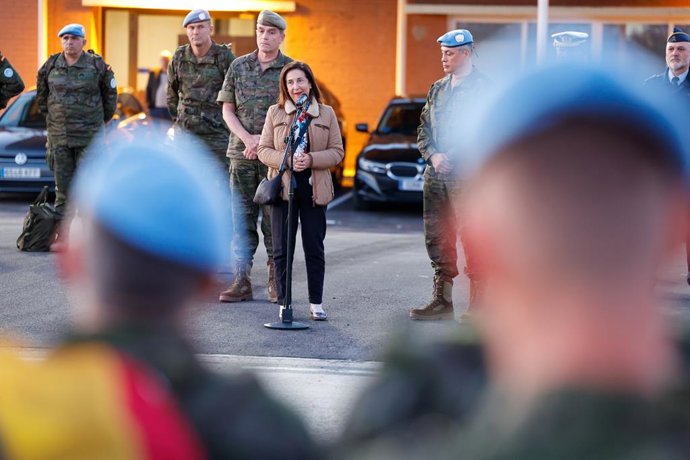 A Ministra da Defesa, Margarita Robles, se despede do contingente militar estacionado no Líbano na base aérea de Torrejón de Ardoz, em 17 de maio de 2025.