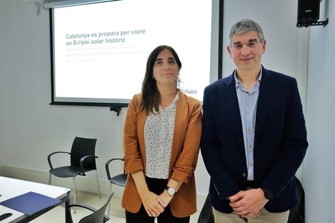 La consellera de Investigación y Universidades, Núria Monsterrat, y el director del IEEC, Ignasi Ribas.