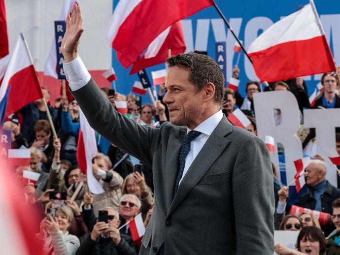 13 de maio de 2025, Cracóvia, Malopolskie, Polônia: Rafal Trzaskowski, prefeito de Varsóvia e candidato a presidente da Polônia pelo partido Plataforma Cívica, que detém o governo, visto durante o comício eleitoral na Praça do Mercado Principal. Rafal Trz