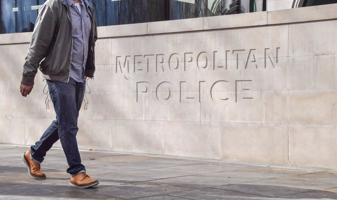 Archivo - March 21, 2023, London, United Kingdom: A man walks past the Metropolitan Police sign outside New Scotland Yard as Baroness Louise Casey's report on the Metropolitan Police is published, which describes the force as 'Institutionally racist, miso