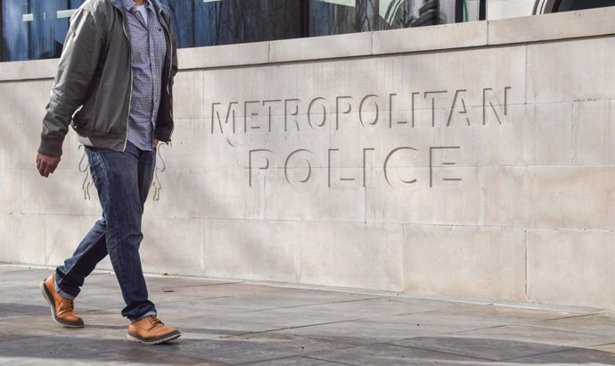 Archivo - Arquivo - 21 de março de 2023, Londres, Reino Unido: Um homem passa pela placa da Polícia Metropolitana do lado de fora da New Scotland Yard, enquanto o relatório da Baronesa Louise Casey sobre a Polícia Metropolitana é publicado, descrevendo a 