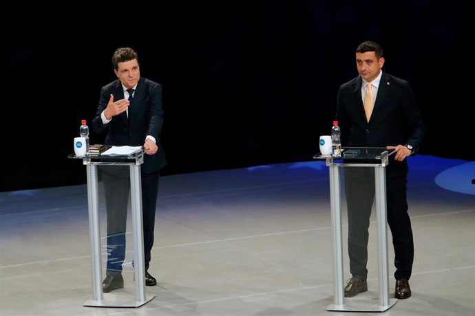 Nicusor Dan y George Simion, durante el debate electoral.