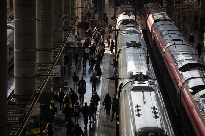 Archivo - Varias personas bajan de un tren de la estación de Atocha-Almudena Grandes, a 26 de marzo de 2025, en Madrid (España). 